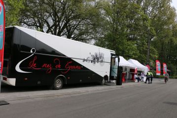 Le nez de Cyrano, un bus exposition itinérant en Belgique